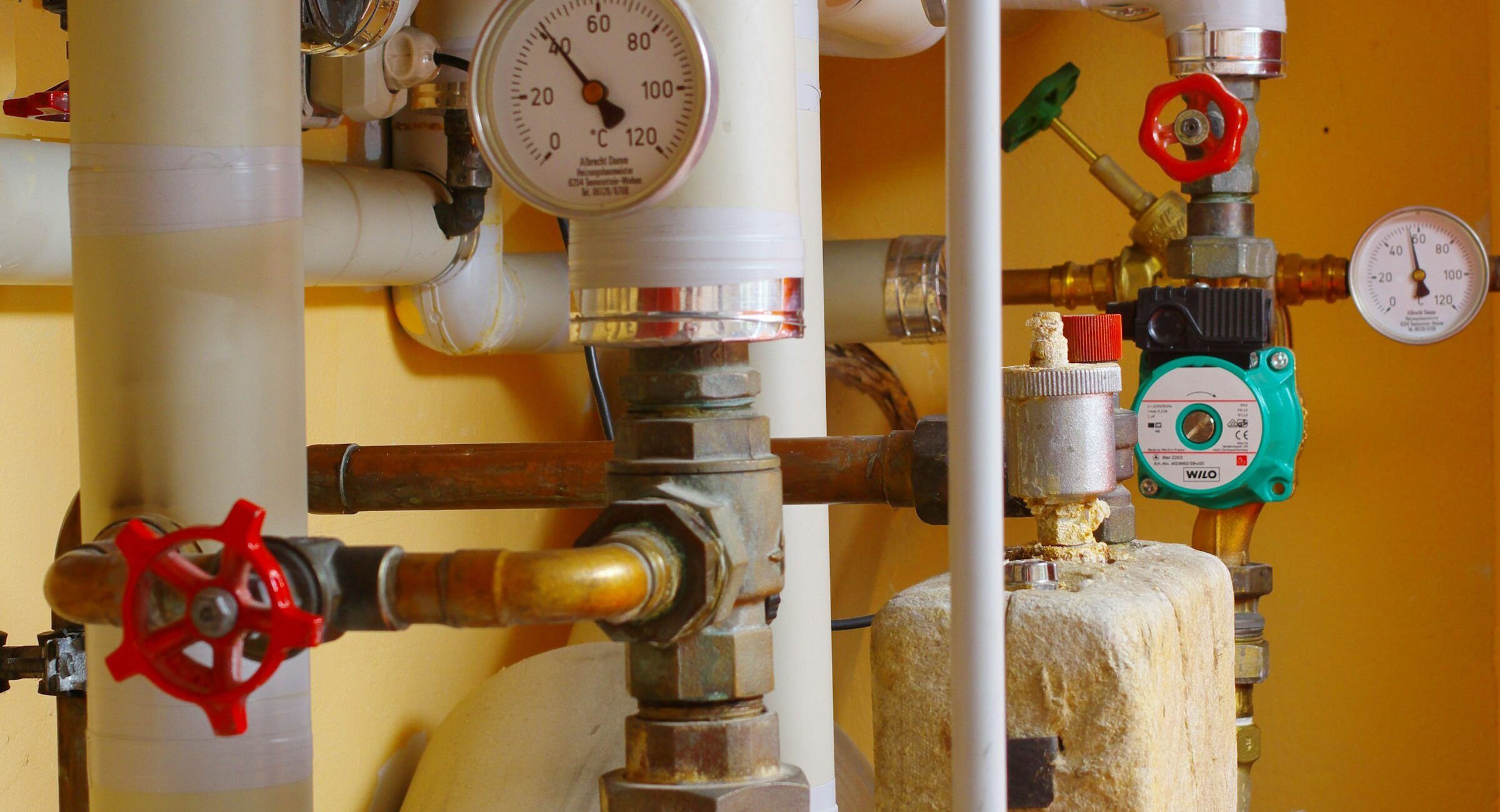 Heizungsverteiler mit Pumpen, Ventilen und Manometern