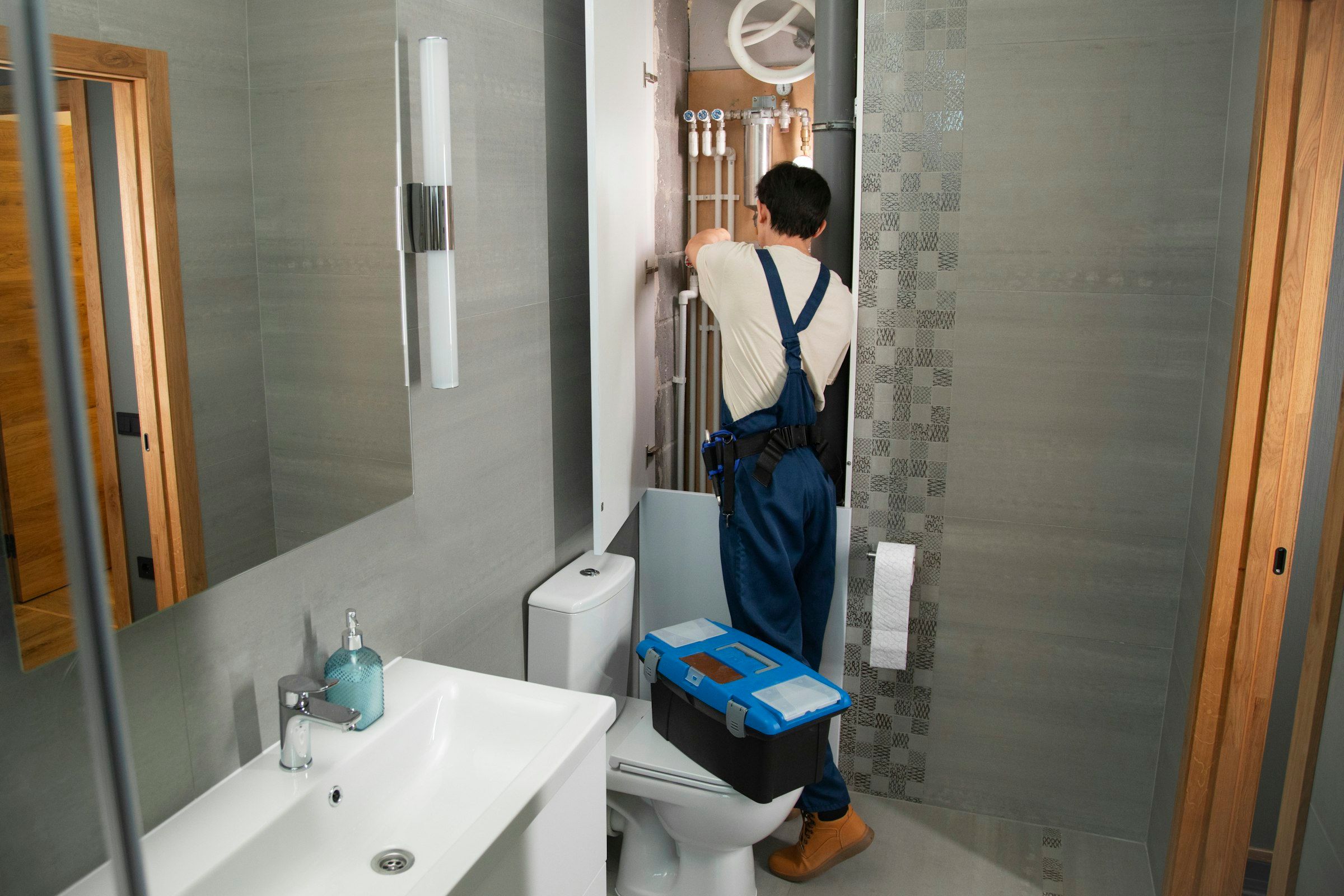 Installateur bei der Arbeit in einem Badezimmer