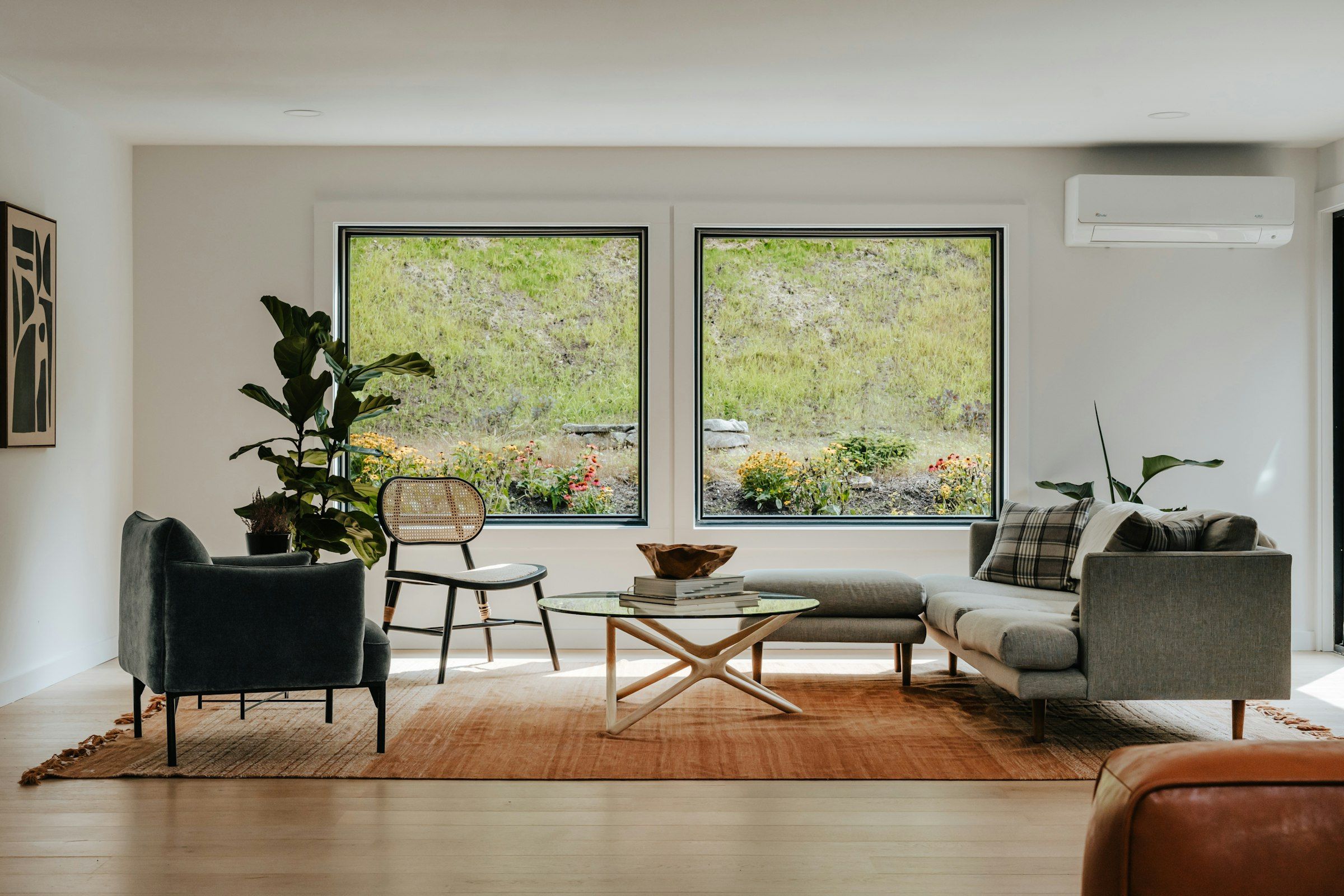 Helles Wohnzimmer mit Klimagerät an der Wand